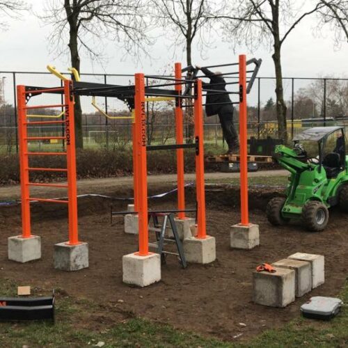 Calisthenics toestel Nippur M 49 Onze calisthenics -toestellen kunnen op diverse ondergronden geplaatst worden. Hier maken we gebruik van zware 40 x 40bcm betonfunderingen